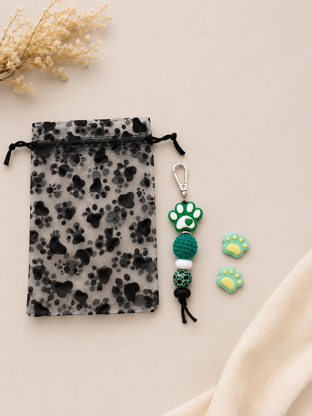 Pfötchen Taschenanhänger Geschenkset – Schlüsselanhänger & Magneten
