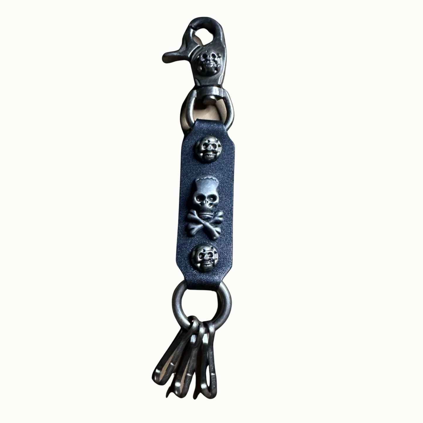 Schlüsselanhänger Echtleder – Totenkopf-Design mit Karabiner