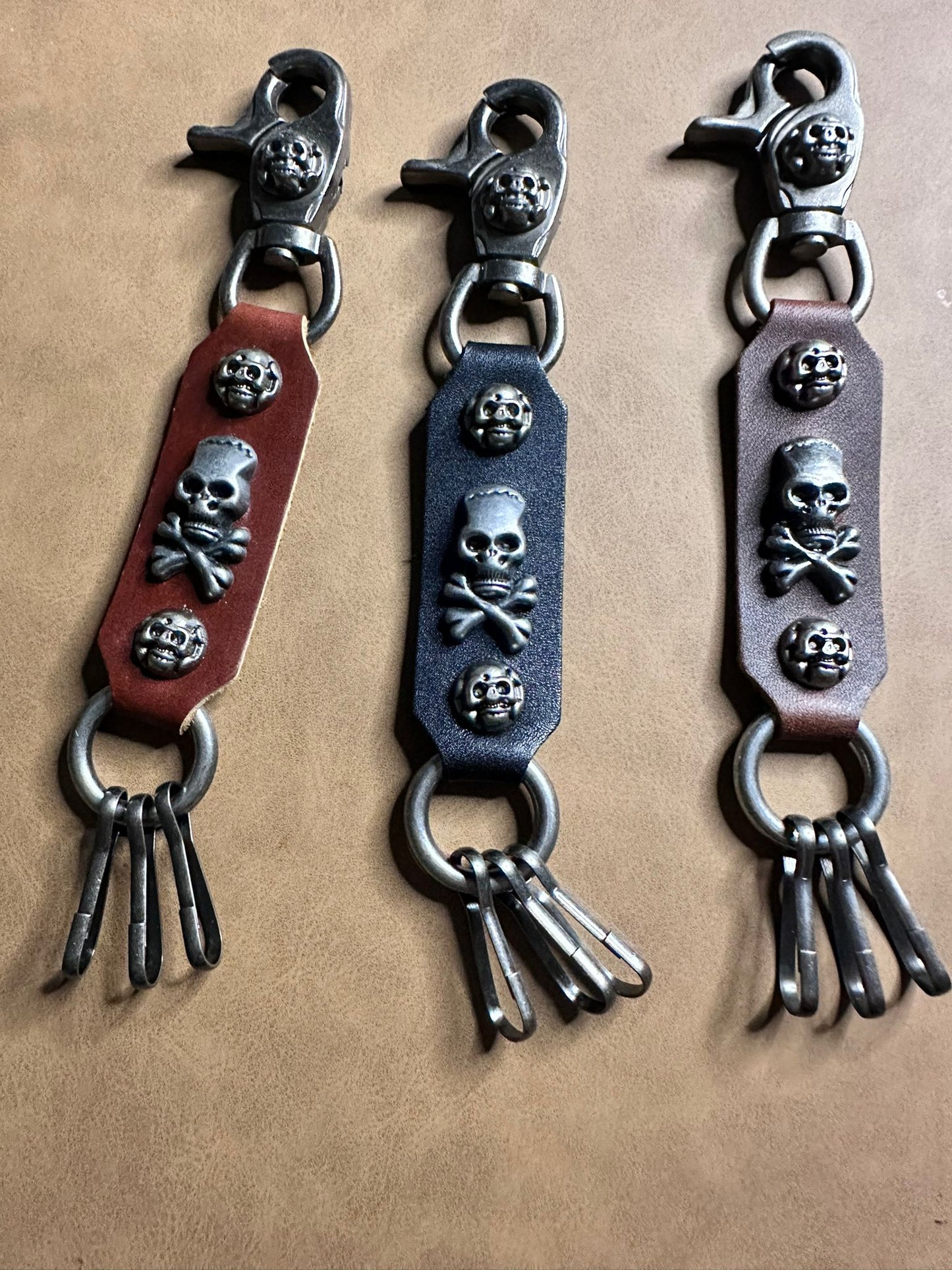 Schlüsselanhänger Echtleder – Totenkopf-Design mit Karabiner