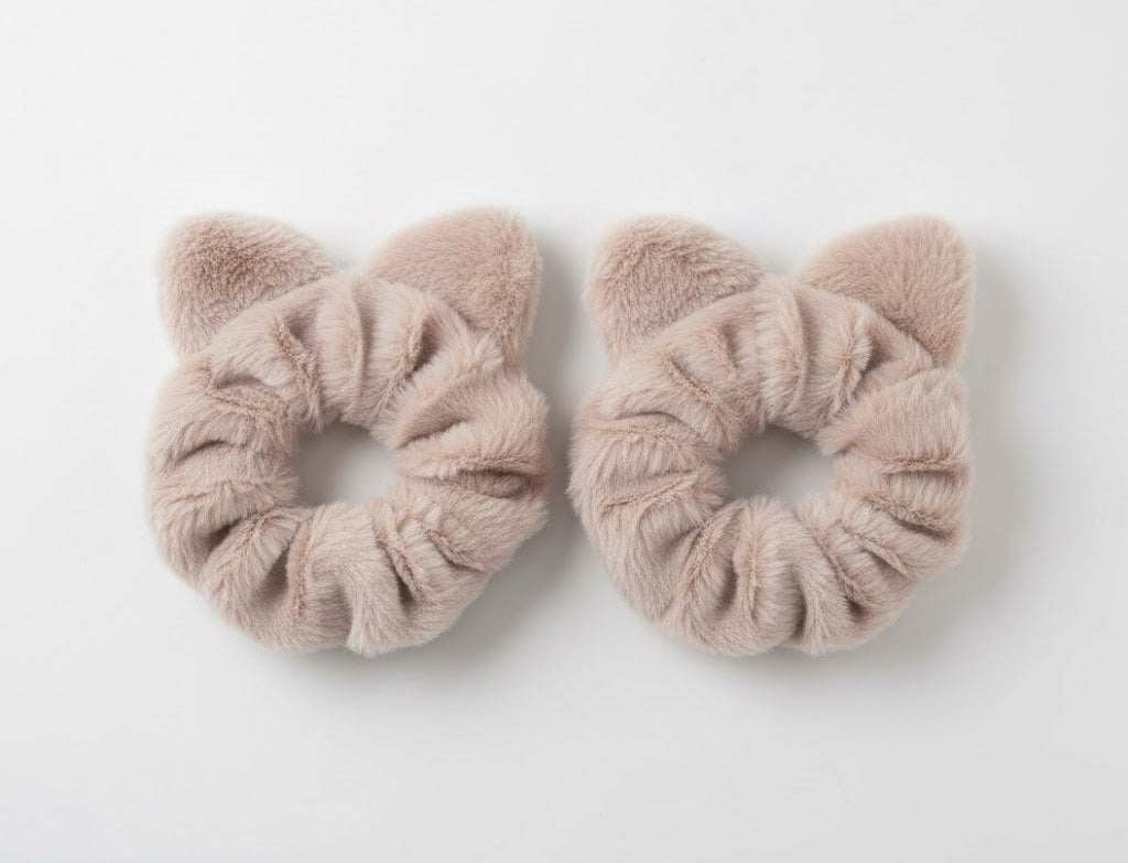 Flauschige Scrunchies mit Ohren – 2er-Set