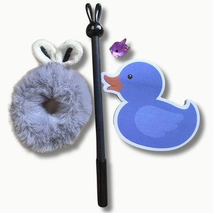 Oster Geschenkset Hase – Stift, Post-it, Mini Häschen & Scrunchie im Cellophansäckchen