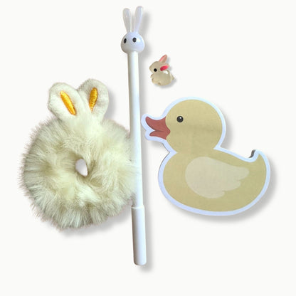 Oster Geschenkset Hase – Stift, Post-it, Mini Häschen & Scrunchie im Cellophansäckchen
