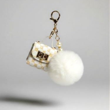 Pompon-Taschenanhänger – flauschig mit Mini-Tasche