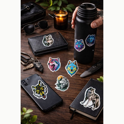 🐺 Wolf Sticker Set – 12 starke Designs im schwarzen Organzasäckchen